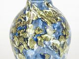 un vase en verre orné d'un motif bleu et or