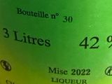 gros plan d'une bouteille de vin sur une table