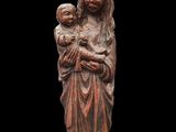 une statue de femme tenant un enfant dans ses bras