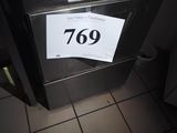 une affiche sur la porte de toilettes publiques