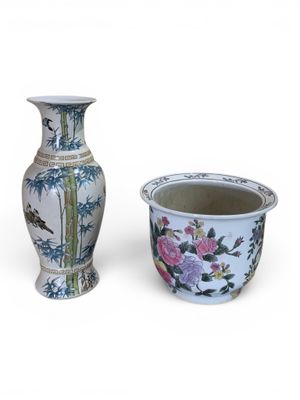 deux vases posés l'un à côté de l'autre sur une surface blanche