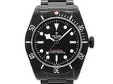 gros plan d'une montre-bracelet avec un cadran noir