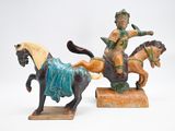deux figurines représentant un homme à cheval et une femme à cheval