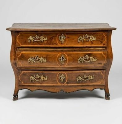 une commode ancienne avec un dessus en marbre et des poignées en laiton