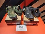 Trois paires de chaussures sont exposées sur une table