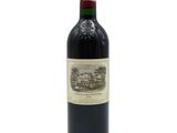 gros plan d'une bouteille de vin sur une surface blanche
