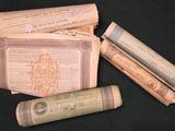 quelques vieux papiers et un rouleau de papier enroulé posés sur une table