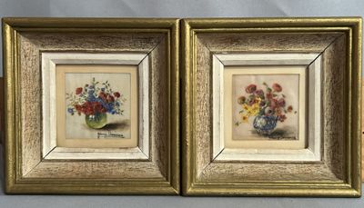 deux photos encadrées de fleurs dans un vase sur une table
