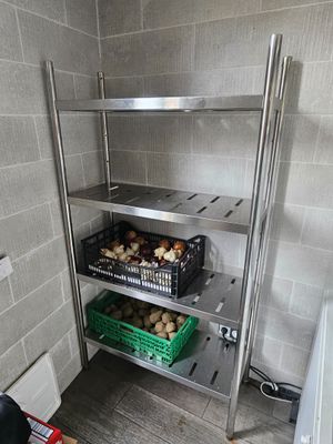 une étagère en métal contenant des paniers remplis de nourriture