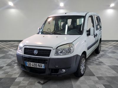 une camionnette blanche garée sur un sol en damier