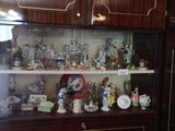 une vitrine sur laquelle sont disposées de nombreuses figurines