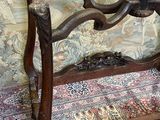 une photo d'un banc en bois dans un salon