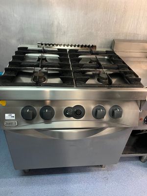 une plaque de cuisson argentée à quatre feux dans une cuisine