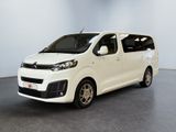 La camionnette blanche est garée dans la pièce vide de l'immeuble.