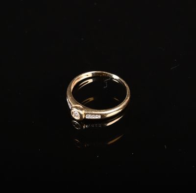 une bague en or ornée d'un diamant sur le côté
