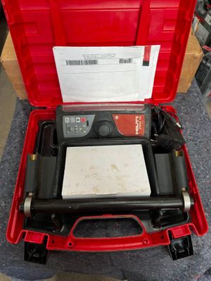 une image représentant une boîte à outils rouge contenant un marteau et d'autres outils