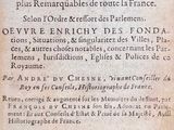un vieux livre sur lequel figurent des inscriptions, avec une image d'une horloge en arrière-plan