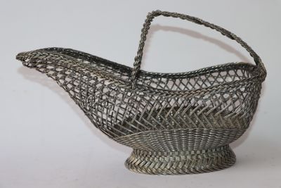 une image représentant un panier en métal muni d'une poignée, posé sur une surface blanche