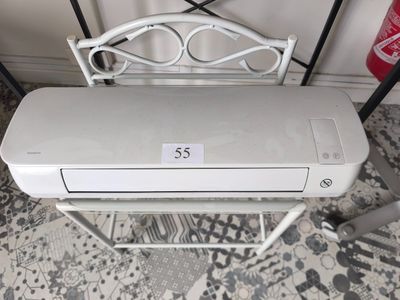 un climatiseur blanc posé sur une table