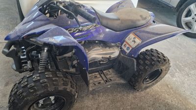 un quad violet garé sur un parking