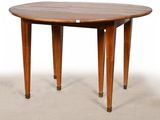 une image représentant une table avec un plateau et des pieds en bois