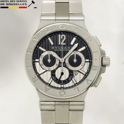 gros plan d'une montre sur fond blanc