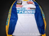 un gros plan sur une chemise blanche et bleue aux manches jaunes