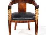 une photo d'une chaise en bois dont l'assise est recouverte de cuir noir