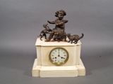 une statue représentant un garçon avec un chien et une horloge