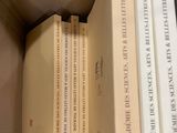 les livres sont empilés dans une boîte en carton