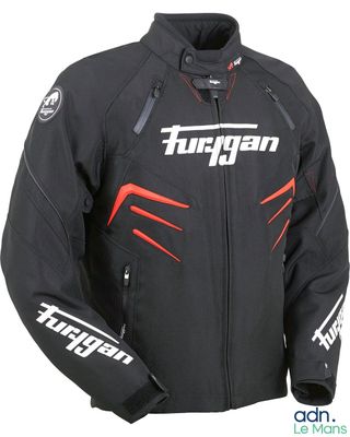 une veste noire avec un logo rouge et blanc dessus