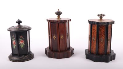 Trois types différents d'objets décoratifs sont présentés sur une surface blanche