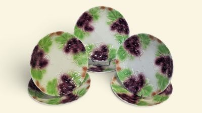 trois morceaux de verre ornés de fleurs violettes, posés sur une surface blanche