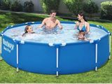 une photo d'une famille en train de s'amuser dans une piscine