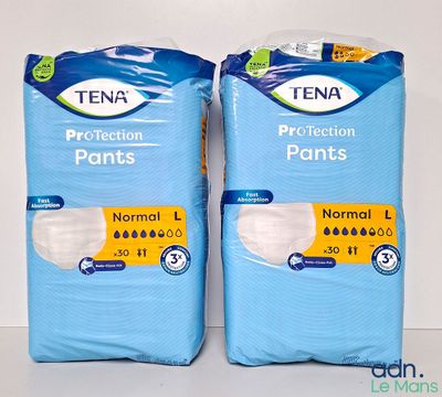deux paquets de culottes de protection Tena empilés l'un sur l'autre