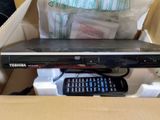 une boîte contenant une télécommande et un lecteur DVD