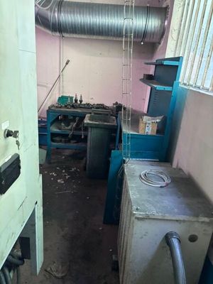 une photo d'une cuisine avec une cuisinière et une machine à laver
