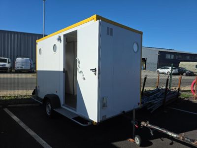 une photo de toilettes portables dans un parking