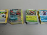 Plusieurs cartes Pokémon sont empilées les unes sur les autres