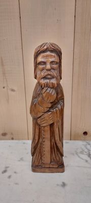 statue en bois représentant un homme barbu