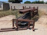 un tas de métal par terre, près d'une clôture