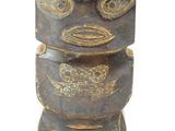 une image représentant un totem en bois sur fond blanc