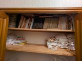 une étagère avec beaucoup de livres sur le dessus