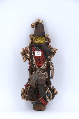 une figurine africaine représentant un homme coiffé d'un chapeau