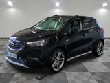 un SUV Buick noir garé sur un sol à damier dans un garage