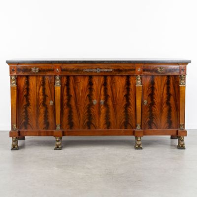 un très beau buffet ancien à deux portes, avec un plateau en marbre