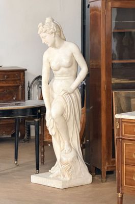 une statue représentant une femme debout dans une pièce
