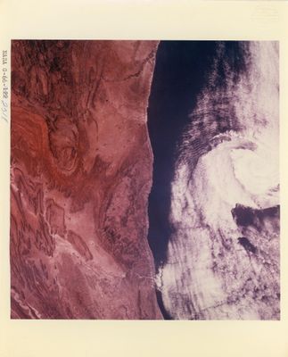 une vue aérienne d'une rivière qui traverse un canyon au milieu du désert