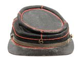 un chapeau noir orné de surpiqûres rouges