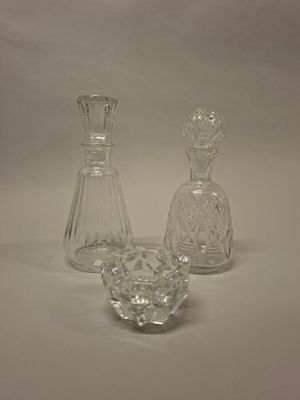 trois vases en verre posés sur une table